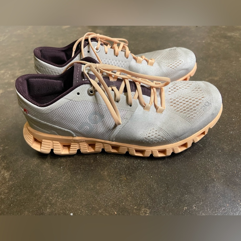 Women’s OnRunning Tennis Shoe - Size 8